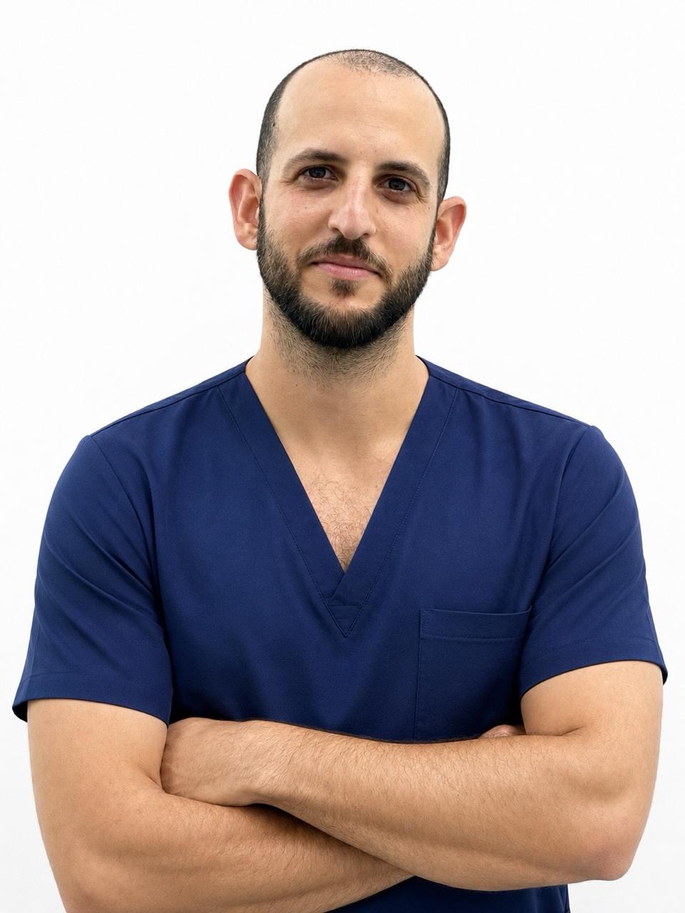 ד״ר עומר קערור, רופא, בחלוק ניתוח כחול